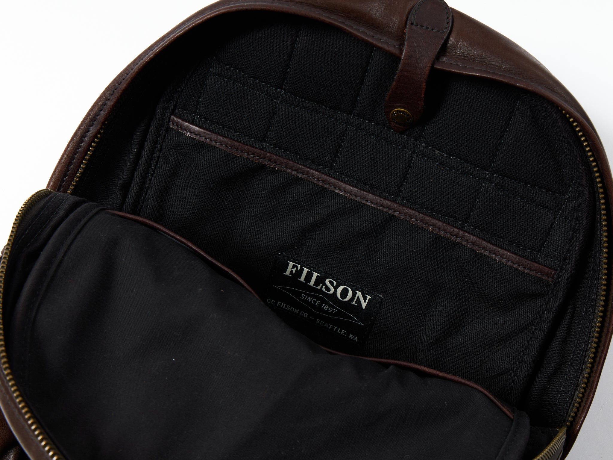 フィルソン FILSON リュック 黒色 革の一部のキズ以外は綺麗だと思います。 フィルソンのレザーバッグパック／早野海(エニグモ) – CLUB 2nd